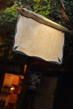 Alacakaranlıkta asılı gizemli tahta tabela