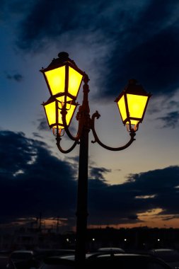 Gece sokak feneri, dramatik gökyüzü