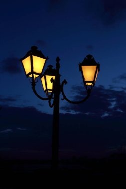 Gece sokak feneri, dramatik gökyüzü