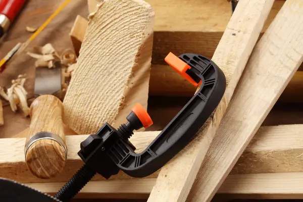 Marangozun işyeri, el aletleri yakın plan.