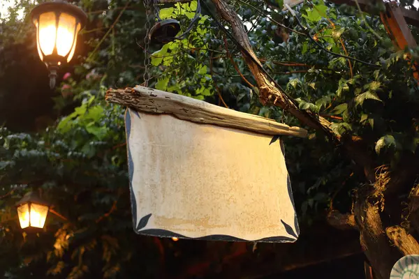 Alacakaranlıkta asılı gizemli tahta tabela