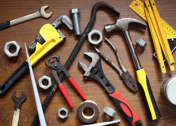İşyeri üzerinde farklı el aletleri bankı