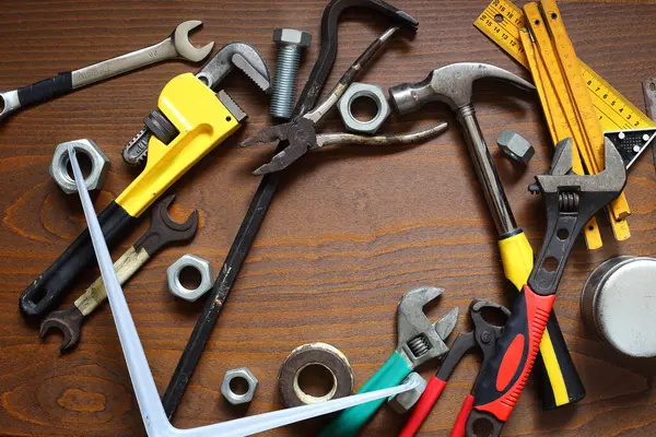 İşyeri üzerinde farklı el aletleri bankı