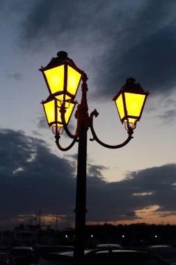 Gece sokak feneri, dramatik gökyüzü