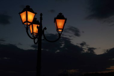 Gece sokak feneri, dramatik gökyüzü