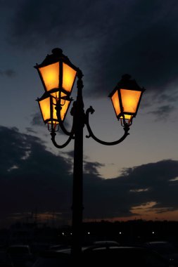 Gece sokak feneri, dramatik gökyüzü