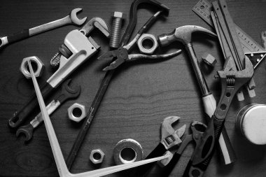 İşyeri üzerinde farklı el aletleri bankı siyah ve beyaz