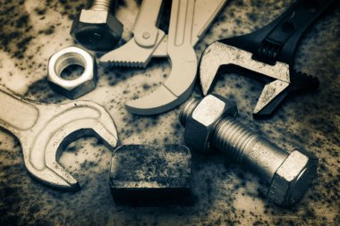 Antika anahtar ve fındık paslı yüzeye yakın.