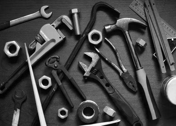 İşyeri üzerinde farklı el aletleri bankı siyah ve beyaz