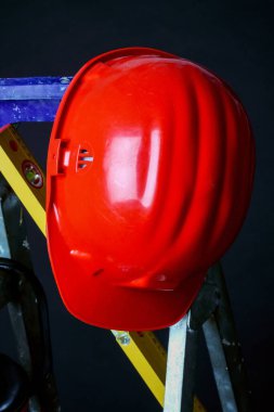 kırmızı güvenlik kaskı çalışma alanında