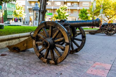 İspanya 'nın Zaragoza şehrinde eski güzel bir antika top.