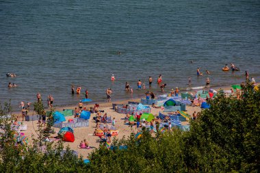 Güzel bir yaz deniz manzarası, plaj ve Baltık Denizi güneşli bir yaz günü Jastrzebia Gora Polska