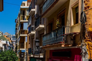 İspanya 'nın eski Benidorm kasabasında sıcak bir yaz gününde güzel dar sokaklar