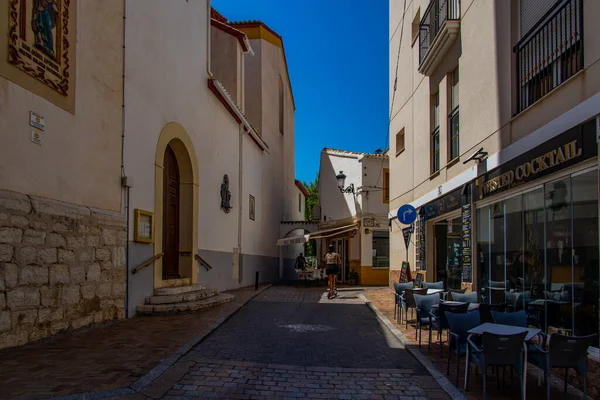 暖かい夏の日にスペインのベニドームの旧市街の美しい狭い通り — ストック写真