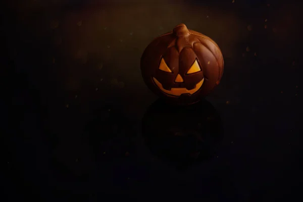Schöne Schokolade Halloween Kürbis Jack Laterne Auf Dunklem Hintergrund — Stockfoto