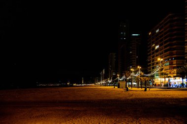 İspanya, Benidorm 'da geceleri gezinti yapılan güzel sahil manzarası