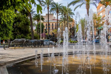 İspanya, Alicante 'de bir boğa heykeli olan güzel bir meydan sıcak bir yaz günü