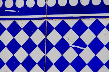 İspanya geleneksel dekorasyon arka planında güzel mavi ve beyaz terracotta kiremitleri