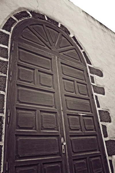 白色教堂大楼漂亮的原木棕色大门 — 图库照片