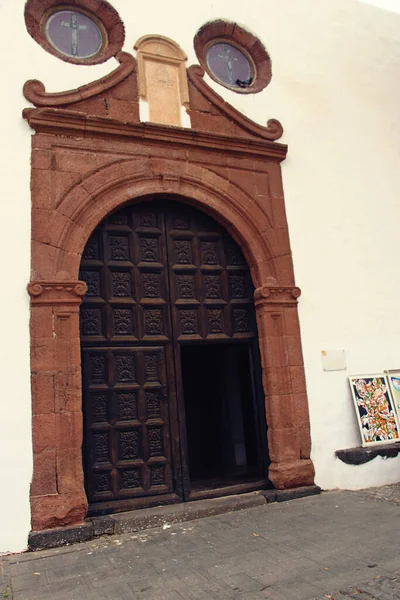 白色教堂大楼漂亮的原木棕色大门 — 图库照片