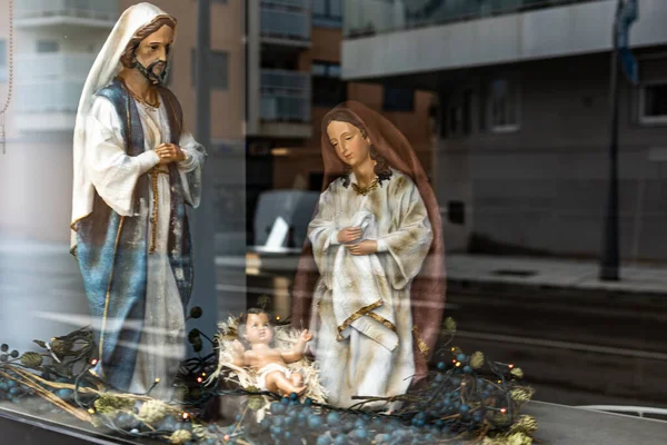 Belles Grandes Figures Saints Crèche Pour Noël Près Reflet Ville — Photo