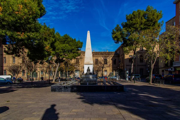 Сонячний День Перед Театром Міста Сарагоса Іспанія Стояла Чудова Статуя — стокове фото