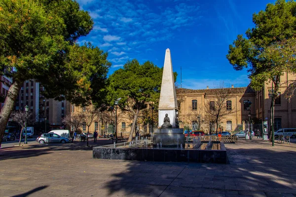 Una Hermosa Estatua Frente Teatro Ciudad Zaragoza España Día Soleado —  Fotos de Stock