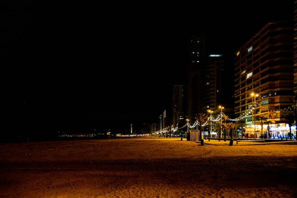 İspanya, Benidorm 'da geceleri gezinti yapılan güzel sahil manzarası