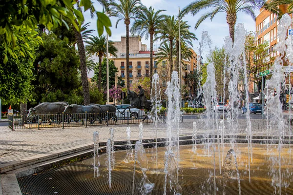 Spanya Alicante Bir Boğa Heykeli Olan Güzel Bir Meydan Sıcak — Stok fotoğraf