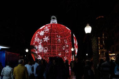 İspanya, Alicante 'de gece vakti parıldayan kırmızı bir Noel süslemesi.