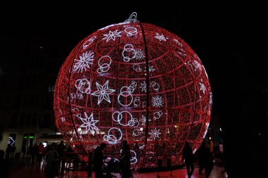 İspanya, Alicante 'de gece vakti parıldayan kırmızı bir Noel süslemesi.