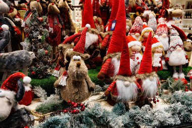 Kırmızı şapkalı güzel pelüş noel elfleri