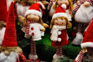 Kırmızı şapkalı güzel pelüş noel elfleri