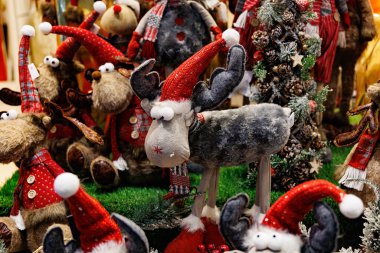 Kırmızı şapkalı güzel pelüş noel elfleri