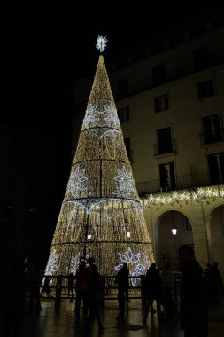 güzel altın parıldayan noel ağacı süslemesi siyah arka planda Alicante İspanya belediye binasının önünde