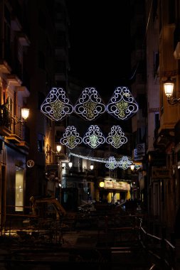 Alicante İspanya 'da güzel noel aydınlatmaları geceleri sokaklarda