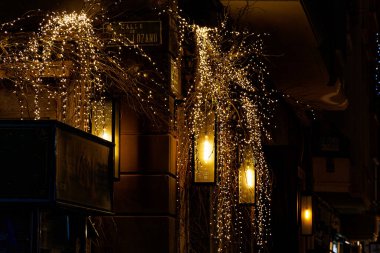 Alicante İspanya 'da güzel noel aydınlatmaları geceleri sokaklarda
