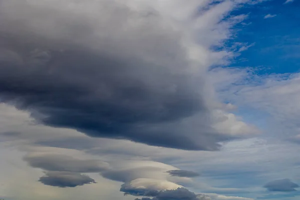 Schöner Himmel Mit Grauen Großen Runden Erstaunlichen Wolken — Stockfoto
