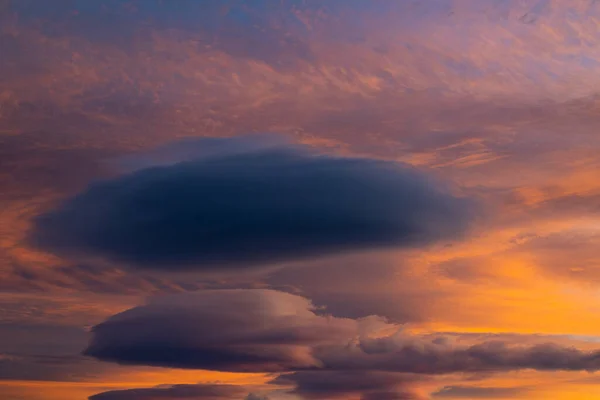Gyönyörű Szürke Nagy Kerek Csodálatos Felhők — Stock Fotó