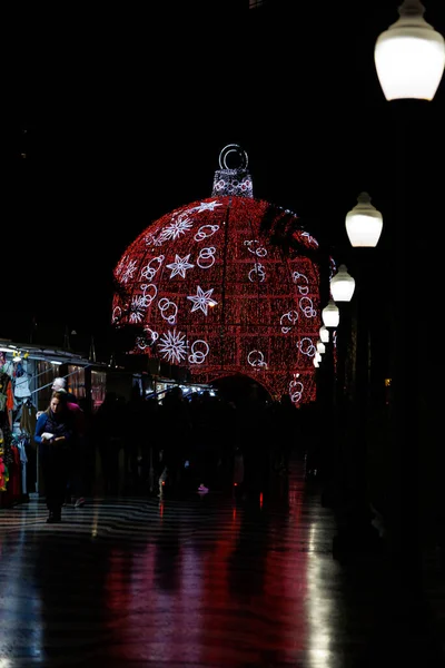 Belle Grosse Boule Rouge Flamboyante Décoration Noël Alicante Espagne Nuit — Photo