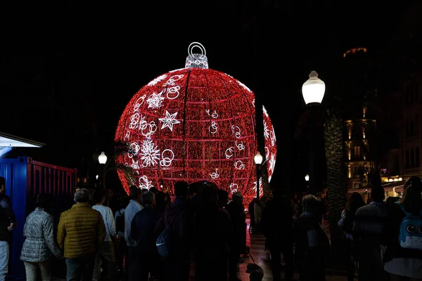 Gyönyörű Nagy Ragyogó Piros Csecsebecse Karácsonyi Dekoráció Alicante Spanyolország Éjjel — Stock Fotó