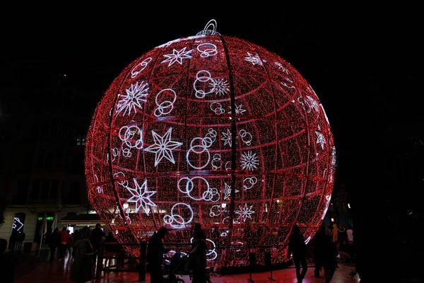 Gyönyörű Nagy Ragyogó Piros Csecsebecse Karácsonyi Dekoráció Alicante Spanyolország Éjjel — Stock Fotó
