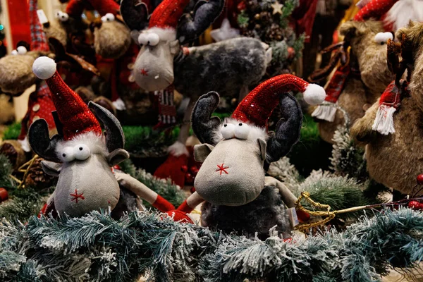 Schöne Plüsch Weihnachten Elfen Roten Hüten Hintergrund — Stockfoto
