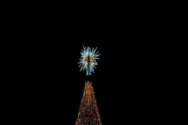 Bela Decoração Árvore Natal Luminoso Dourado Fundo Preto Alicante Espanha — Fotografia de Stock