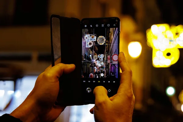 Зблизька Руки Чоловіка Мобільним Телефоном Фотографують Різдвяну Вулицю Вночі — стокове фото