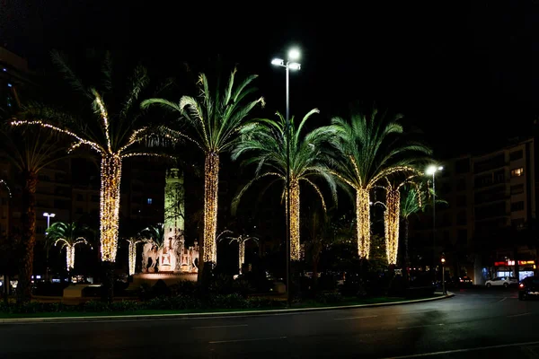 Mooie Luceros Plein Alicante Nachts Met Decoratieve Palmbomen Voor Kerstmis — Stockfoto