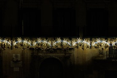 Gece arkaplanındaki bina için güzel bir Noel süslemesi.