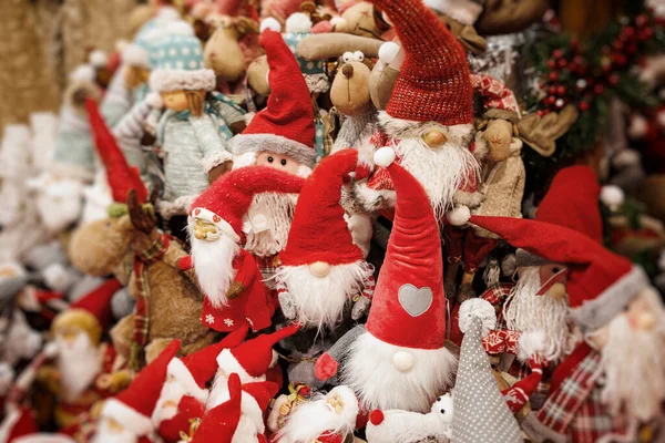 Kırmızı Şapkalı Güzel Pelüş Noel Elfleri — Stok fotoğraf