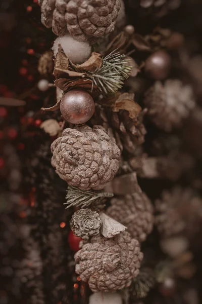 Piękne Świąteczne Dekoracje Brązowe Szyszki Beżowym Tle Zbliżeniu — Zdjęcie stockowe
