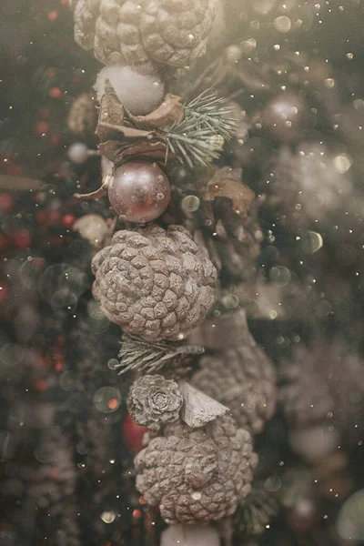 Schöne Weihnachtsdekoration Braune Zapfen Auf Beigem Hintergrund Nahaufnahme — Stockfoto
